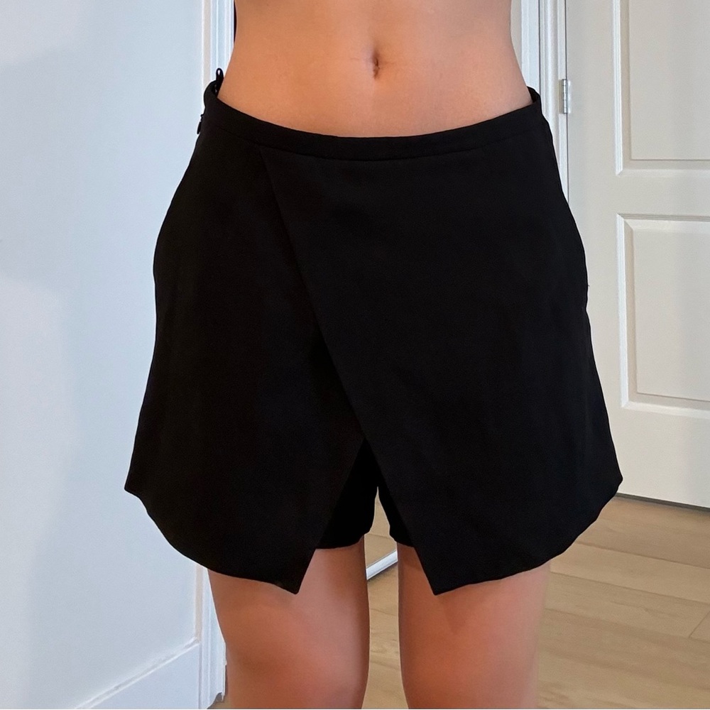 HAS POCKETS! Babaton Black Women's Skorts